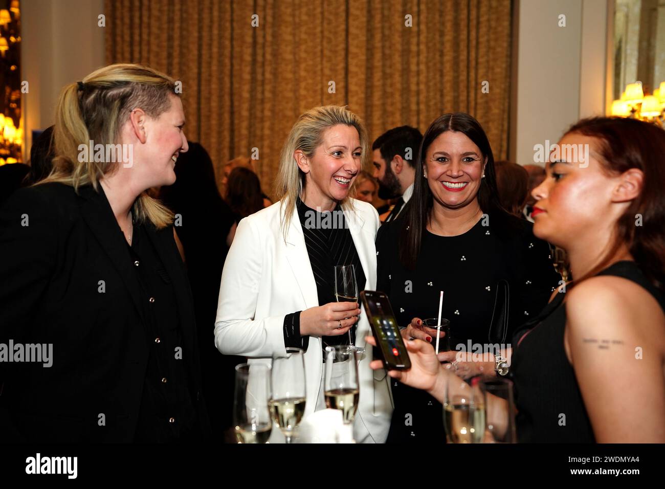 La manager dell'Aston Villa Women Carla Ward (al centro a sinistra) durante una cena della Football Writers' Association al Landmark Hotel di Londra. Data foto: Domenica 21 gennaio 2024. Foto Stock