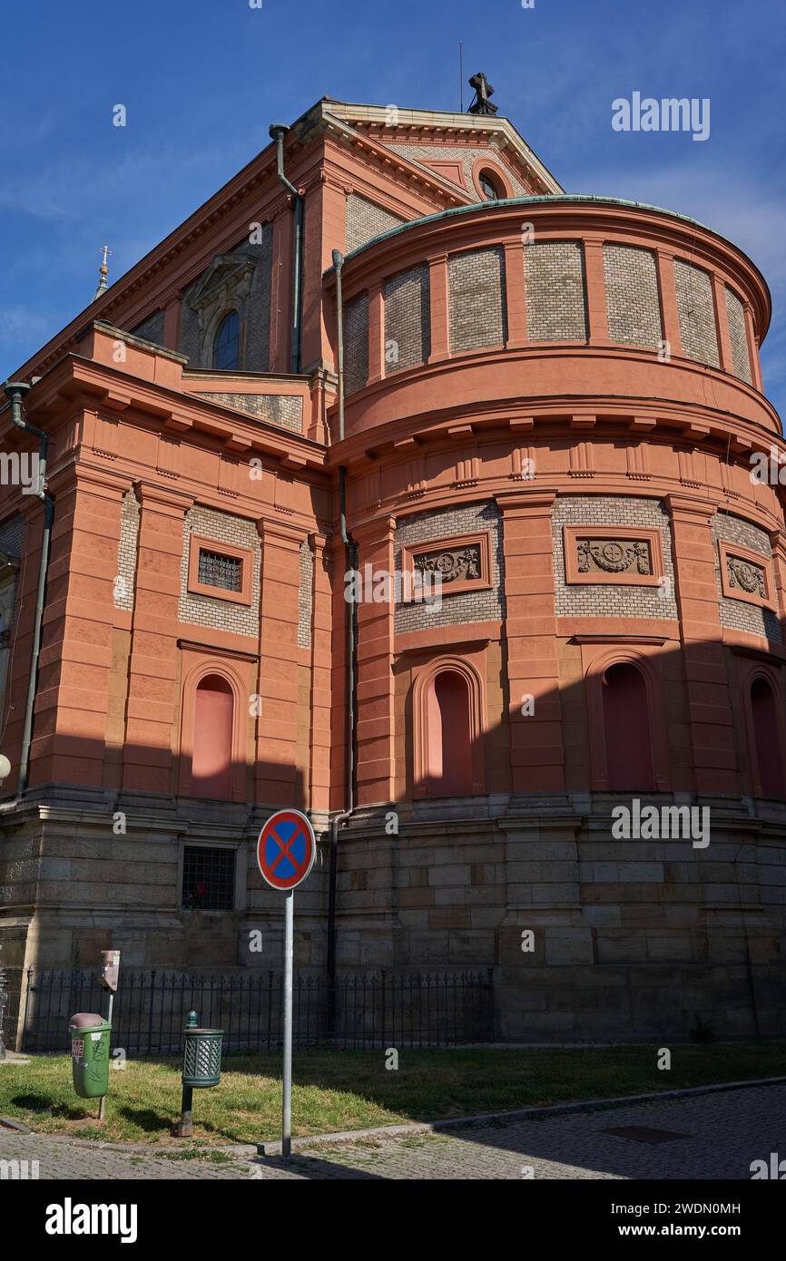 Praga, Repubblica Ceca - 5 luglio 2023 - St. La chiesa di San Venceslao a Smichov è una chiesa parrocchiale cattolica romana situata in Piazza Smichov del 14 ottobre Foto Stock