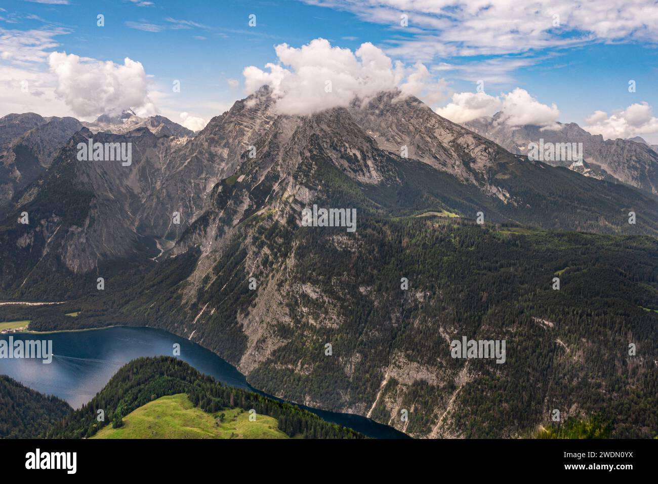 Bird's Eye View dalla cima del Monte Jenner (altitudine 1874 m). È una famosa montagna del Parco Nazionale Berchtesgaden nelle Alpi Bavaresi, in Germania. Foto Stock