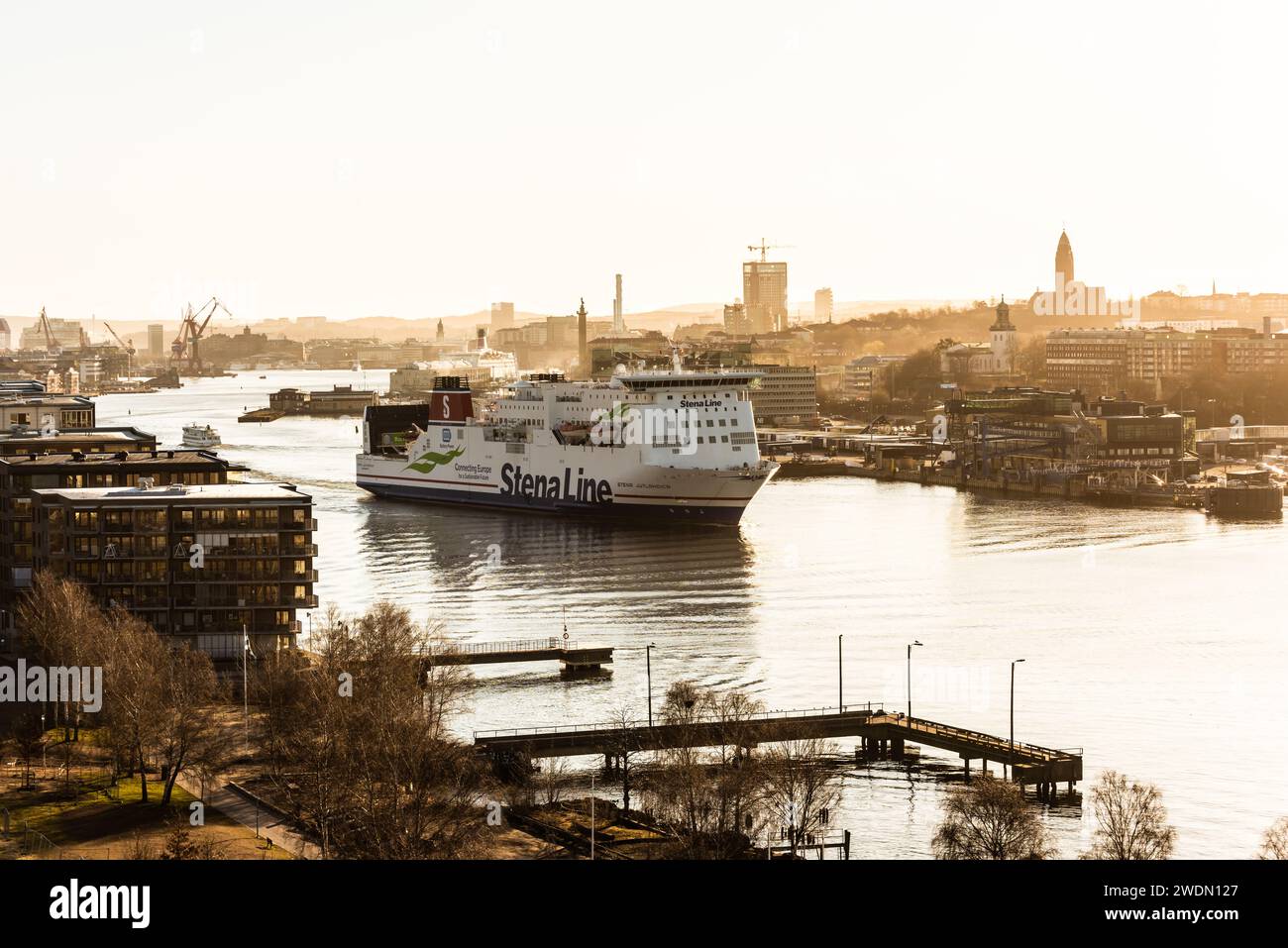 Goteborg, Svezia - 11 2022 aprile: Traghetto Stena Jutlandica in partenza da Goteborg per Frederikshavn in una soleggiata mattinata primaverile. Foto Stock