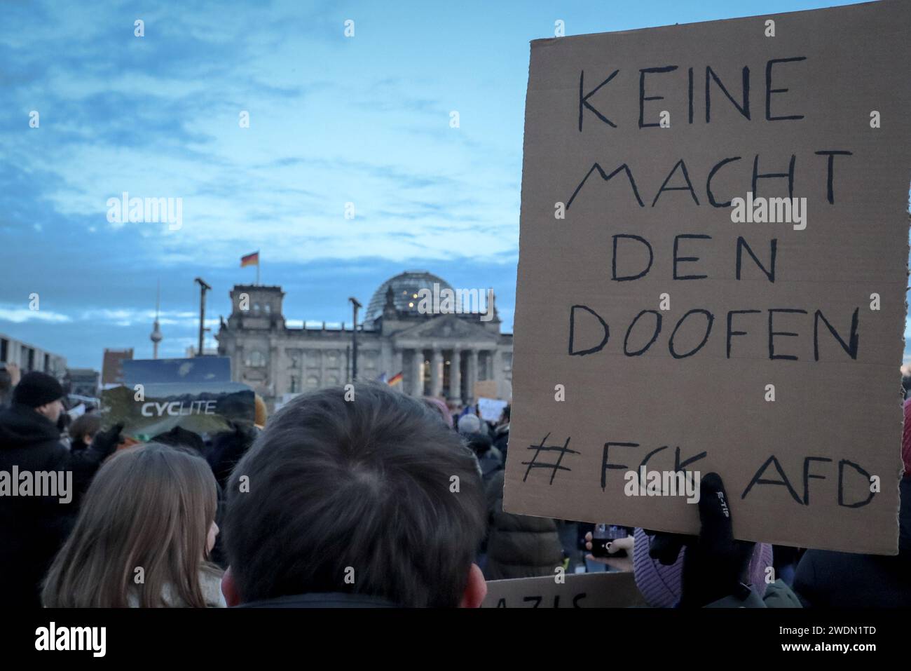 Berlino, Germania - 21 gennaio 2024: Il manifestante tiene un cartello "keine Macht den Doofen" (tedesco: "No power to the stupid") in segno di protesta al Reichtag Foto Stock