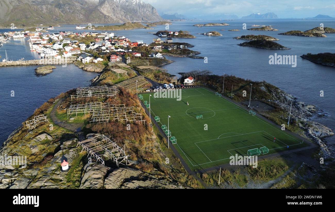 Vista aerea di un campo da calcio adiacente a un corpo d'acqua sereno Foto Stock