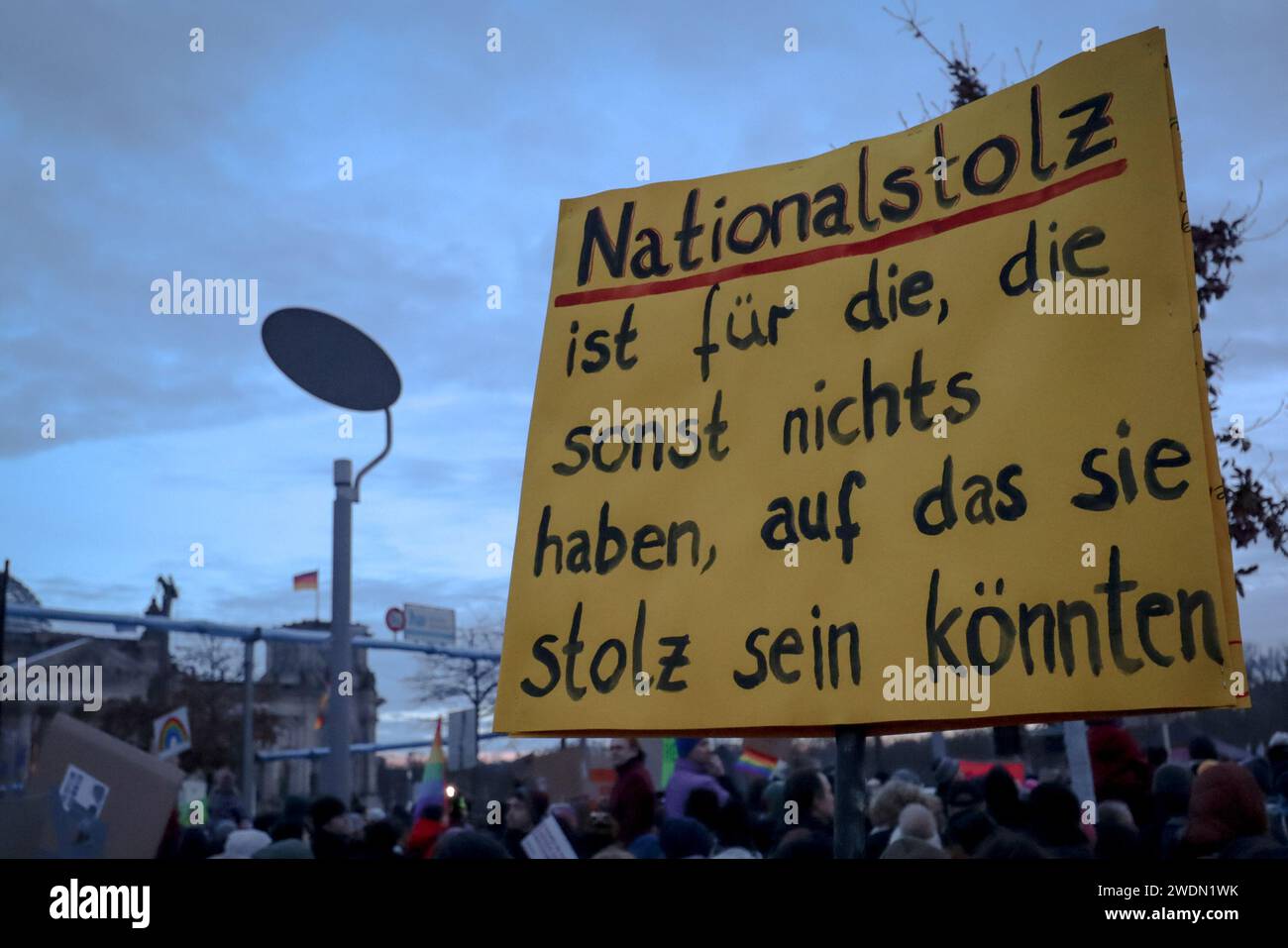 Berlino, Germania - 21 gennaio 2024: Il protestore tiene un segno anti-nazionalista in una protesta contro l'estremismo di destra davanti al Reichstag Foto Stock