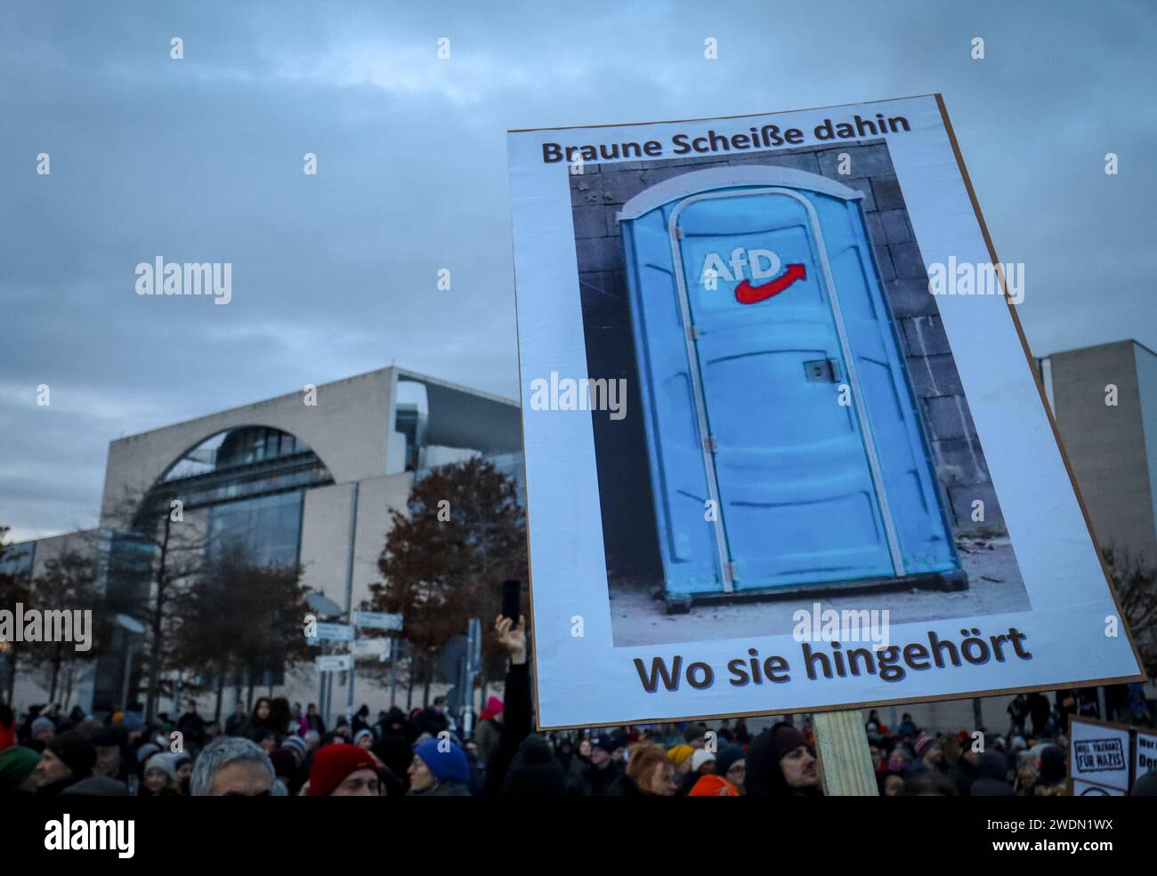 Berlino, Germania - 21 gennaio 2024: I manifestanti stanno tenendo segnali anti-AfD in una protesta contro l'estremismo di destra davanti al Kanzleramt. Foto Stock