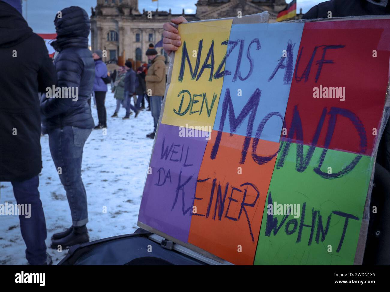 Berlino, Germania - 21 gennaio 2024: Il manifestante tiene un cartello anti-nazista per protestare contro l'estremismo di destra davanti all'edificio del Reichstag. Foto Stock