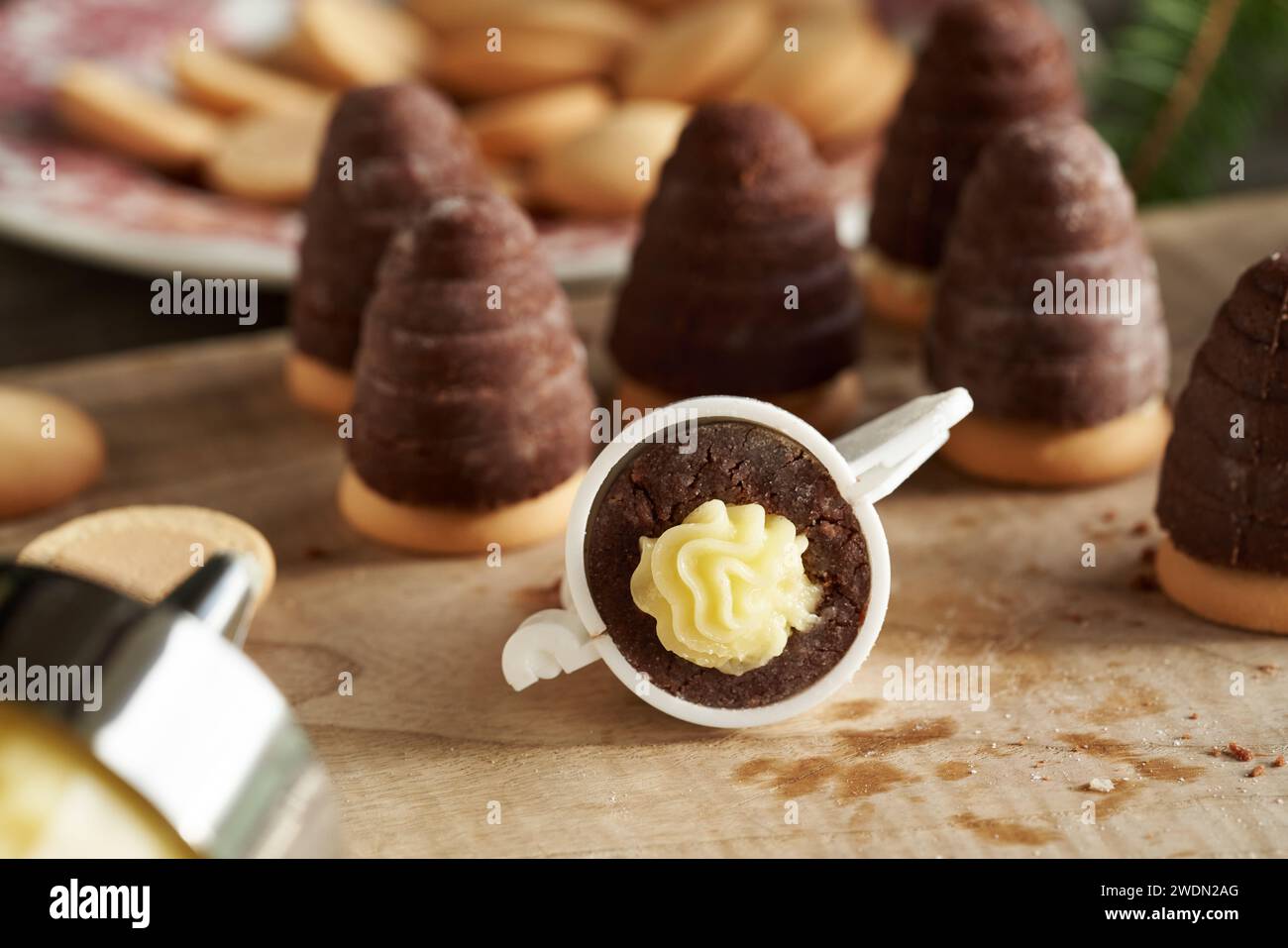 Nidi di di vespe ripieni, biscotti di Natale cechi senza cottura, con crema di eggnog Foto Stock