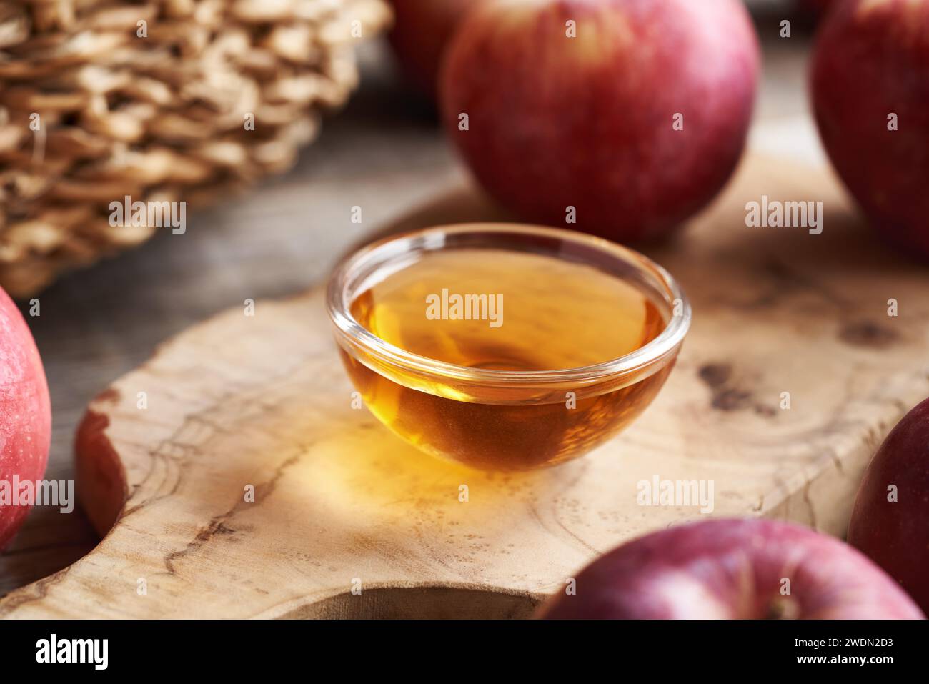 Aceto di sidro di mele in una ciotola su un tavolo Foto Stock