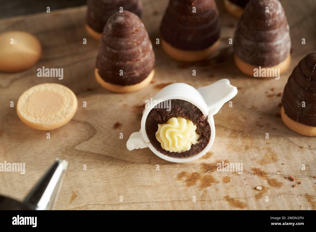 Farcire biscotti natalizi chiamati alveari o nidi di vespe con crema di eggnog Foto Stock