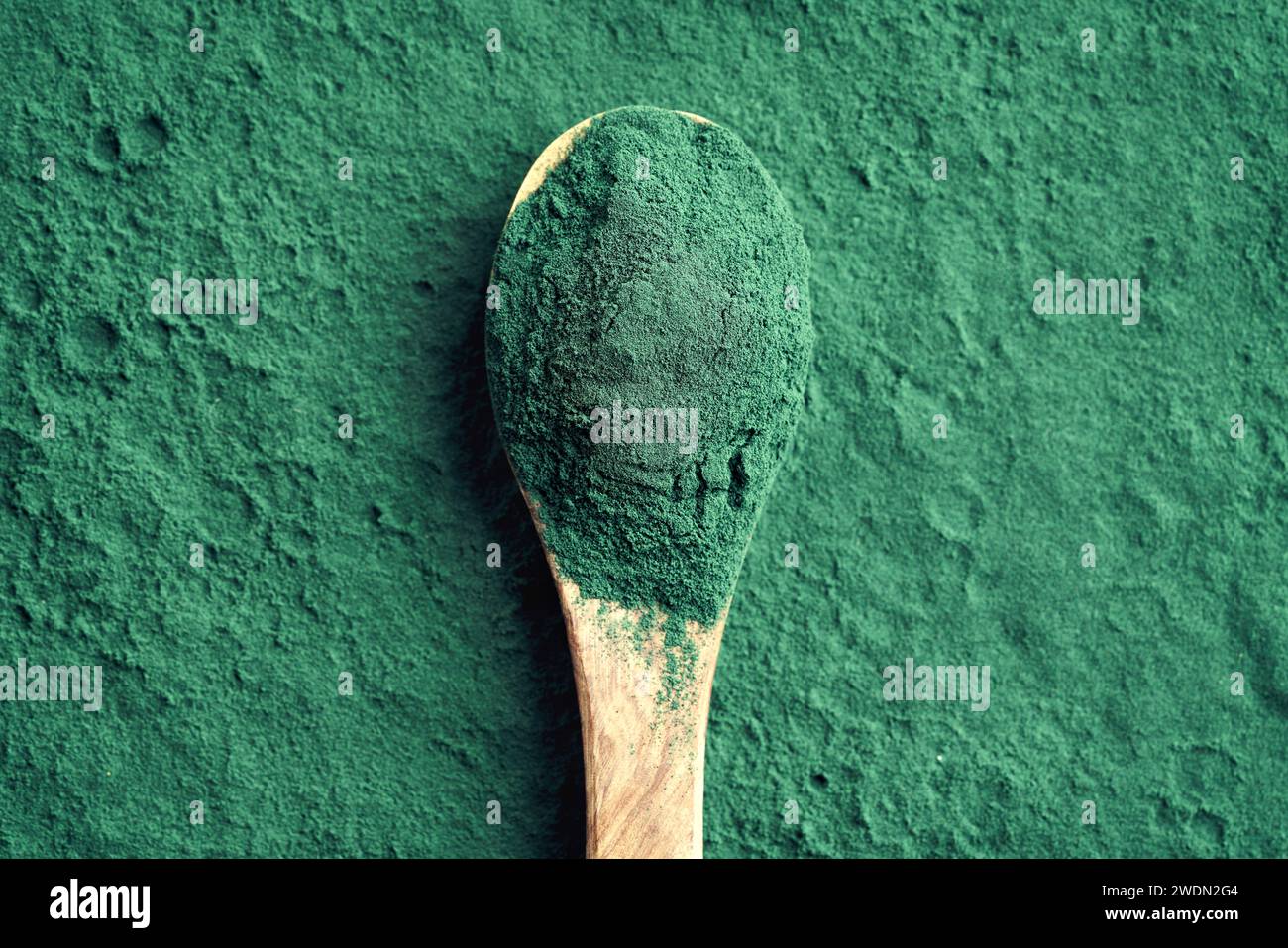 Polvere di spirulina verde su un cucchiaio - integratore alimentare, vista dall'alto Foto Stock