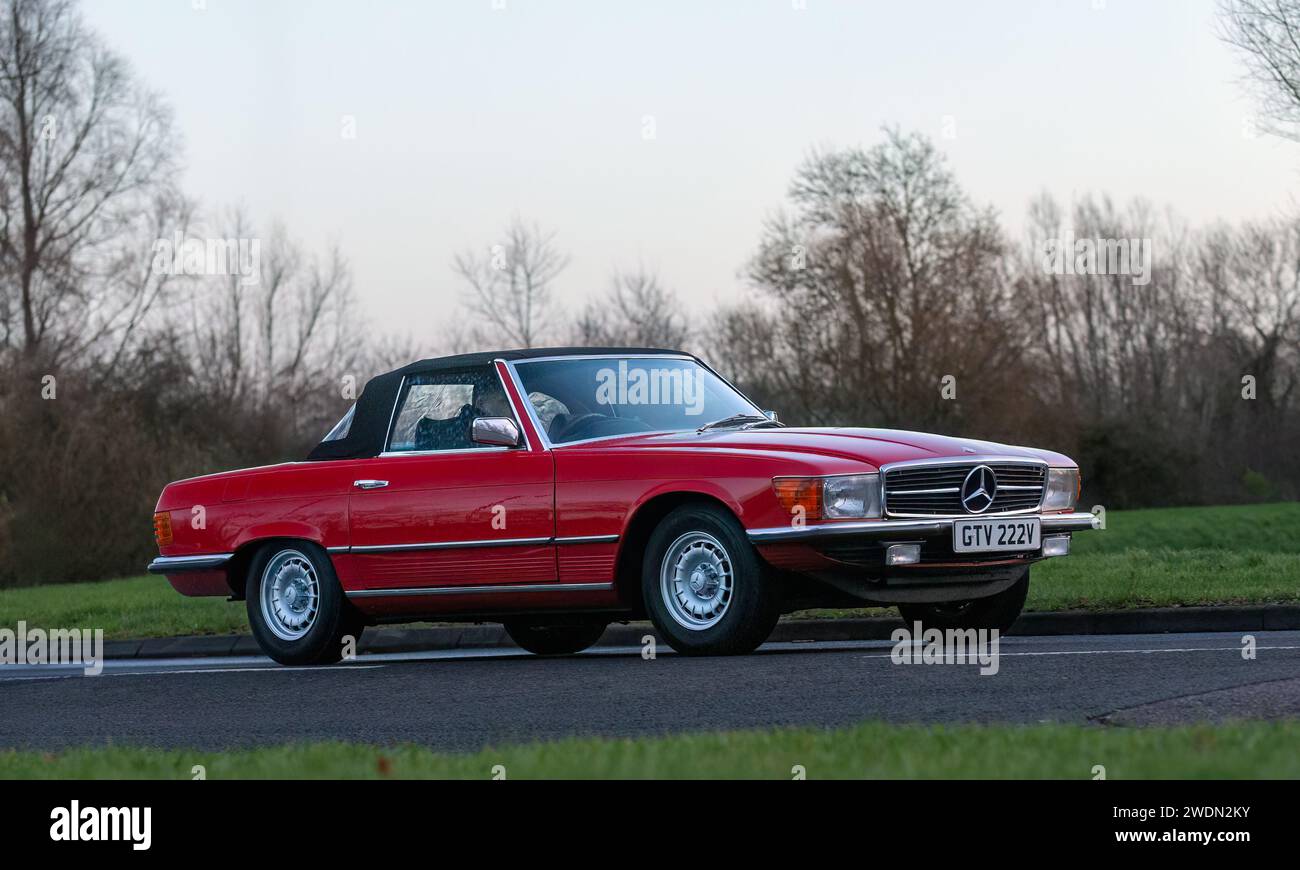 Stony Stratford, Regno Unito, 1 gennaio 20241980 auto rossa Mercedes Benz 450 in arrivo a Stony Stratford per l'evento annuale di Capodanno sui veicoli d'epoca e classici Foto Stock