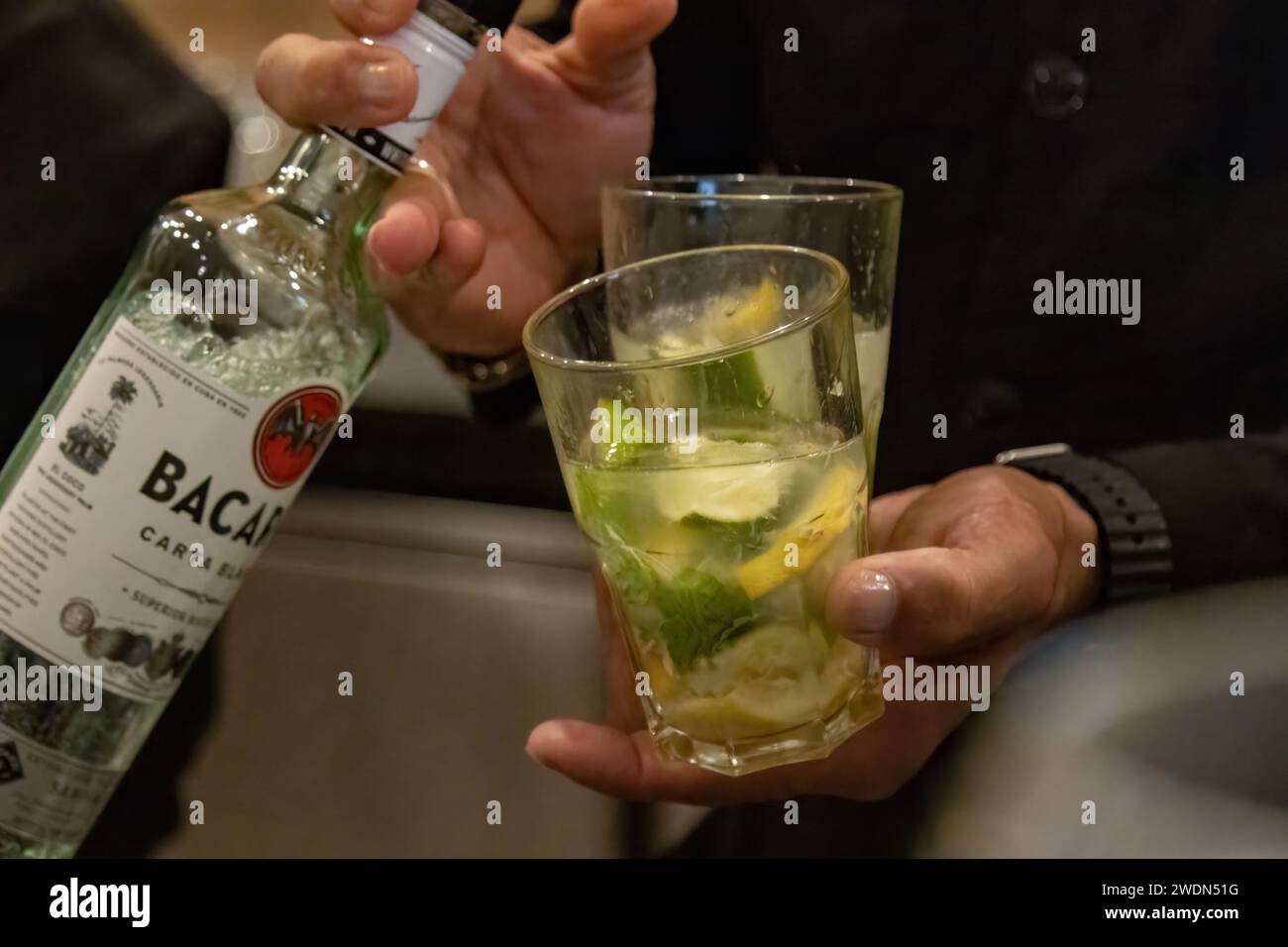 Il barman prepara cocktail mojito Foto Stock