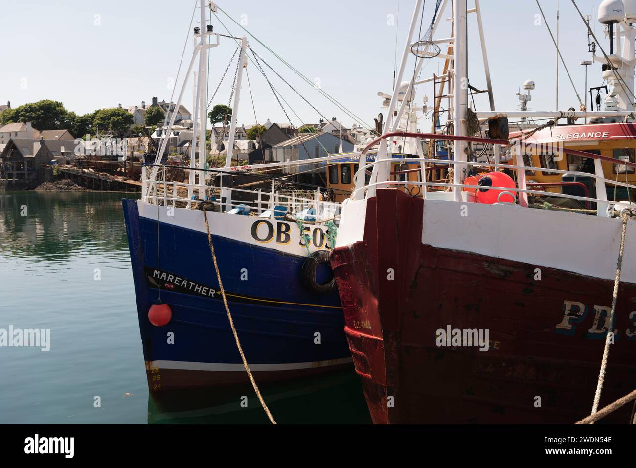 Barche da pesca "Mareather" ed "Elegance" nel porto di Mallaig legate accanto al molo del sole Foto Stock