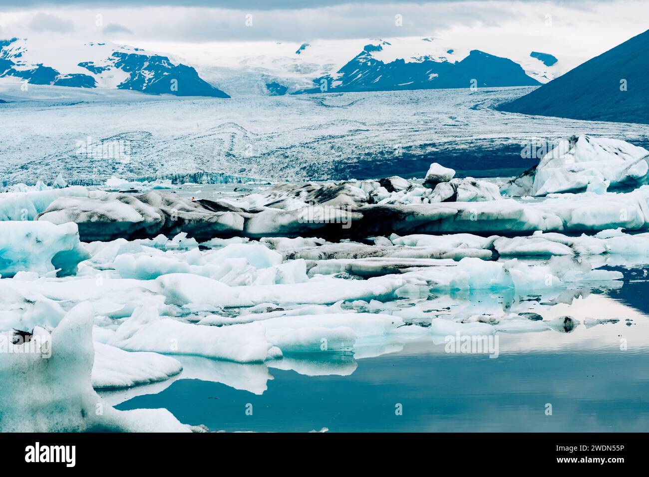 Ghiaccio glaciale galleggiante nella laguna glaciale di Jokulsarlon, Islanda. Mostra schemi naturali nelle formazioni di ghiaccio Foto Stock