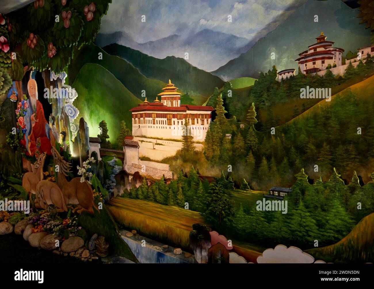 Dipinti di scene rurali e l'iconico Paro Dzong (forte) come una mostra di benvenuto nel Regno del Bhutan nella sala degli arrivi dell'aeroporto di Paro, Bhutan Foto Stock