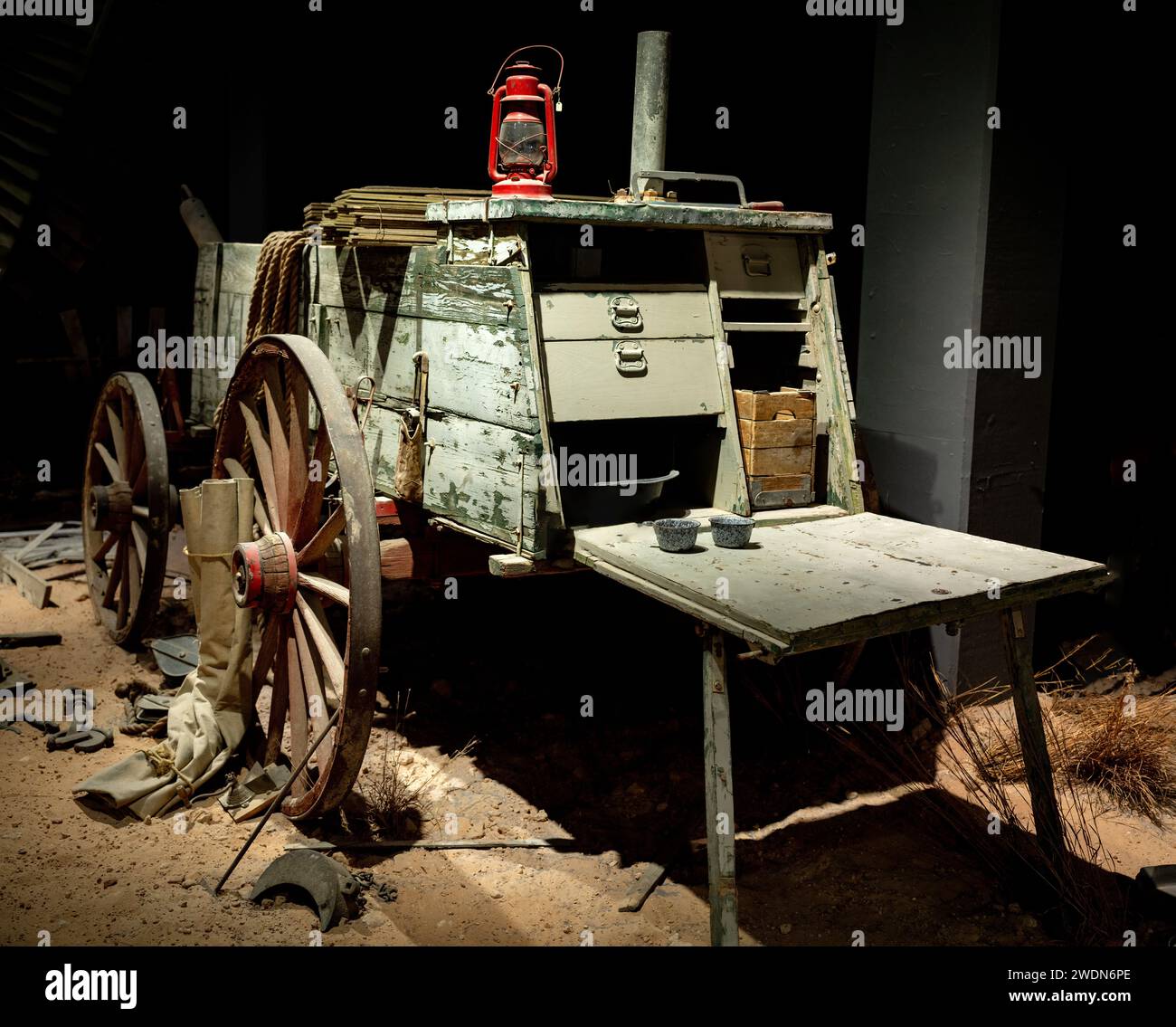 Chuck wagon con alcuni oggetti da campeggio Foto Stock