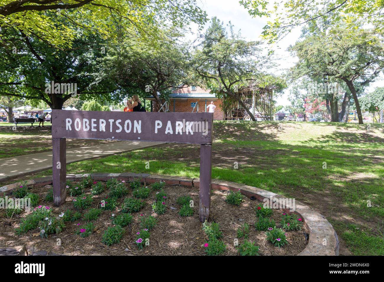 Centro di Mudgee nel New South Wales regionale e cartello Robertson Park, Australia, 2024 Foto Stock