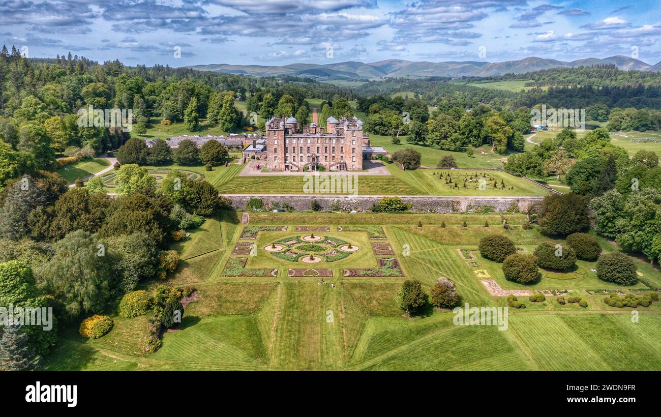 Il castello di Drumlanrig, in Scozia, circondato da una vasta vegetazione Foto Stock
