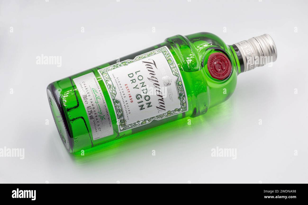 Kiev, Ucraina - 20 luglio 2023: Primo piano della bottiglia dry gin Tanqueray London contro il bianco. Gin è una bevanda alcolica distillata che deriva Foto Stock