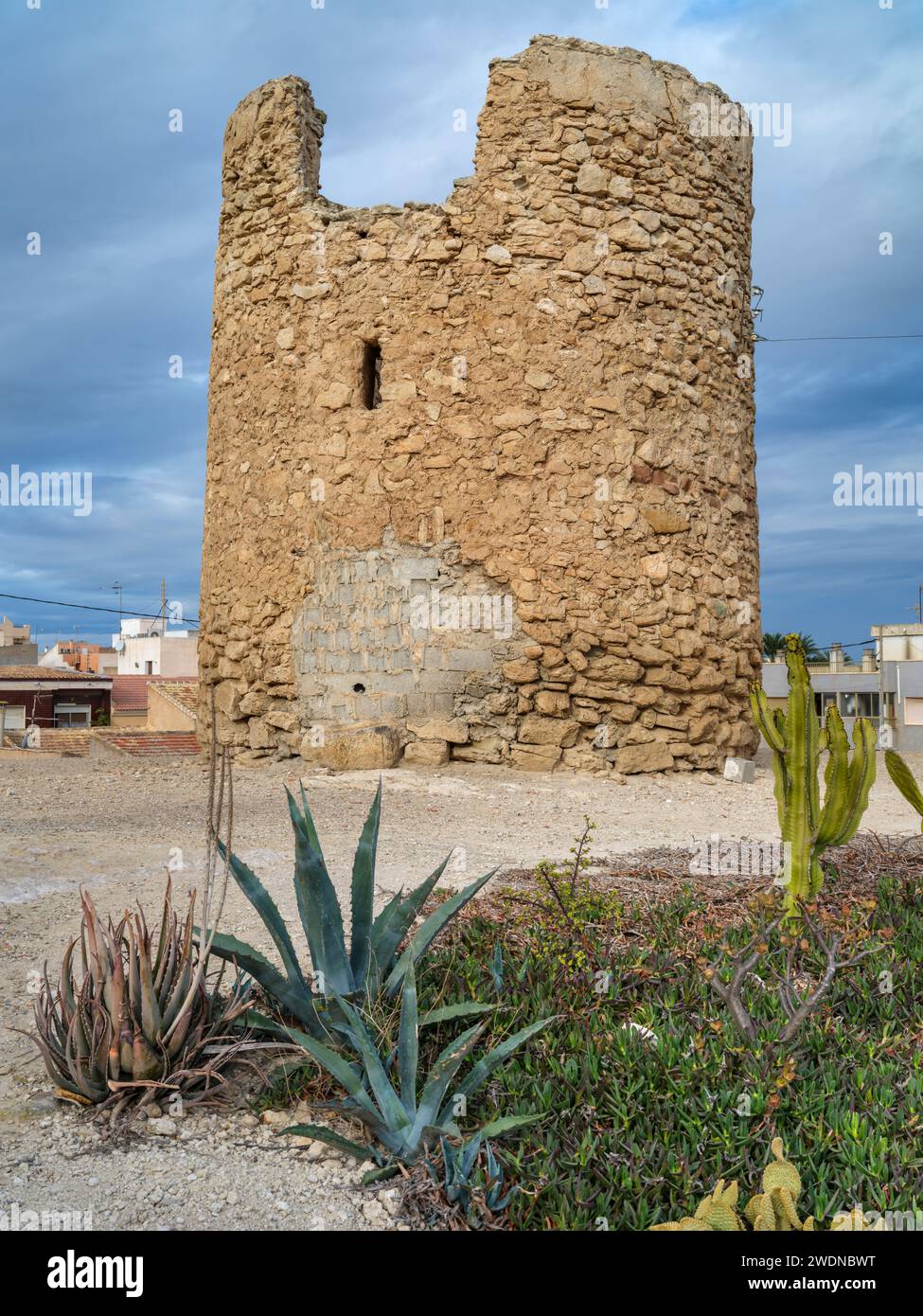 I resti di un vecchio mulino a vento, un punto di riferimento locale conosciuto come "El Molino", si trovano in cima a una macchia di macchia nella periferia di San Miguel de S. Foto Stock