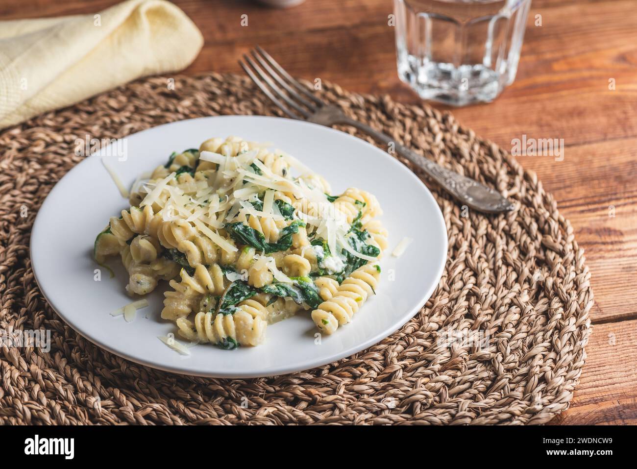 Pasta cremosa con spinaci e Timo su piatto bianco Foto Stock