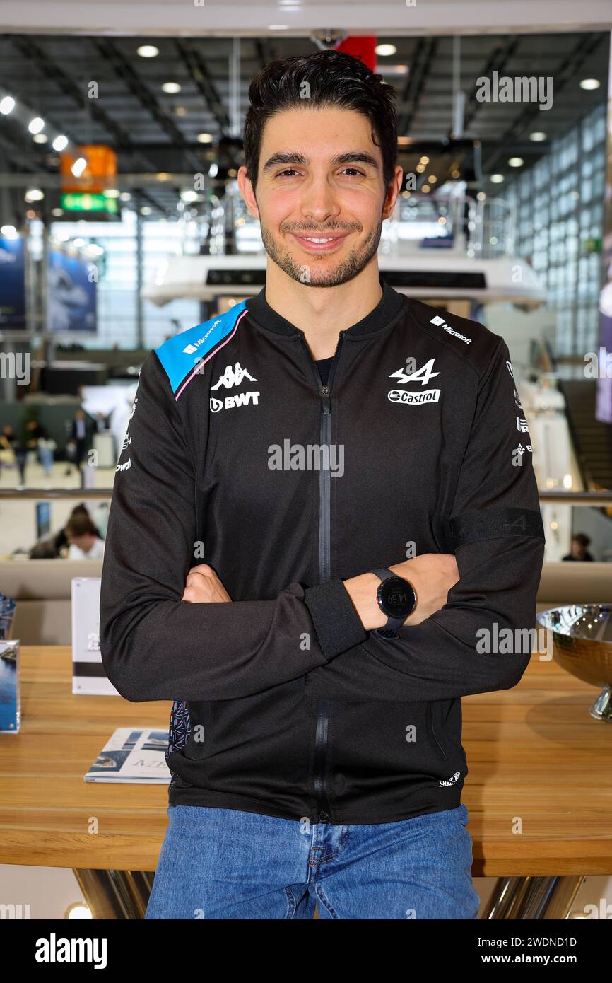 Boot 2024 PR Termin mit ALPINE Formel 1 Fahrer Esteban Ocon bei Sunseeker mero Yacht Sharing Düsseldorf Boot 2024 Messe Düsseldorf NRW Deutschland *** Boot 2024 PR Event con il pilota ALPINO di Formula 1 Esteban Ocon al Sunseeker merYacht Sharing Düsseldorf Boot 2024 Messe Düsseldorf NRW Germany Foto Stock