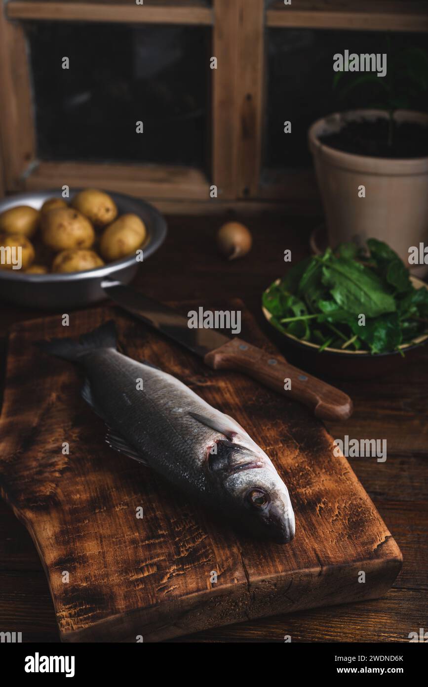 Pesce crudo preparato con patate novelle e Sorrel Foto Stock