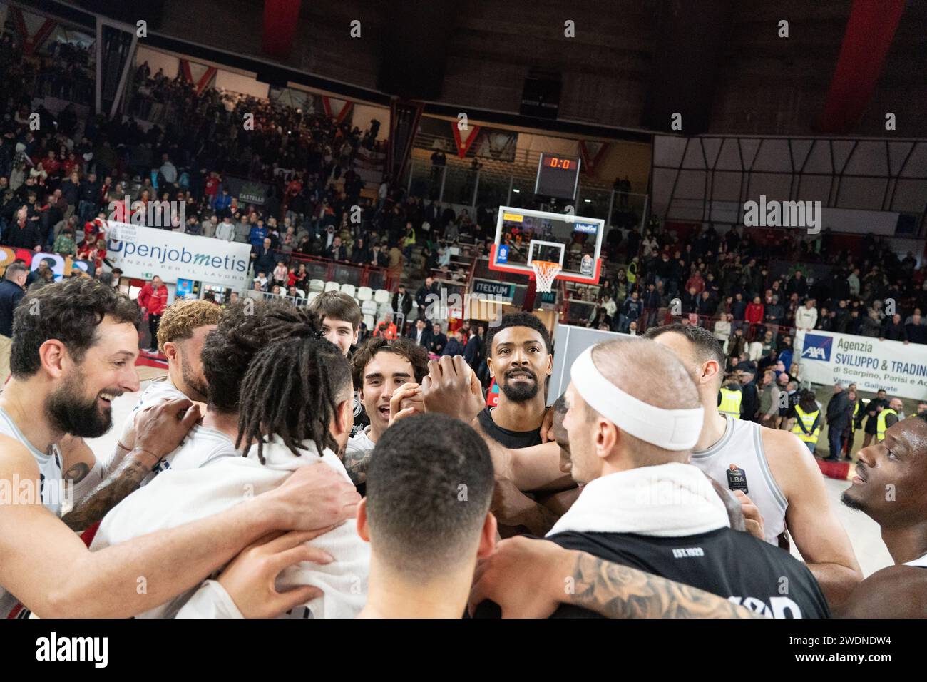 Varese, Italia. 21 gennaio 2024. Bologna team durante il match del Campionato Italia LBA tra Openjobmetis Varese vs Segafredo Virtus Bologna, a Varese, Italia, il 21 gennaio 2024 (foto di Fabio Averna/Sipa USA) credito: SIPA USA/Alamy Live News Foto Stock