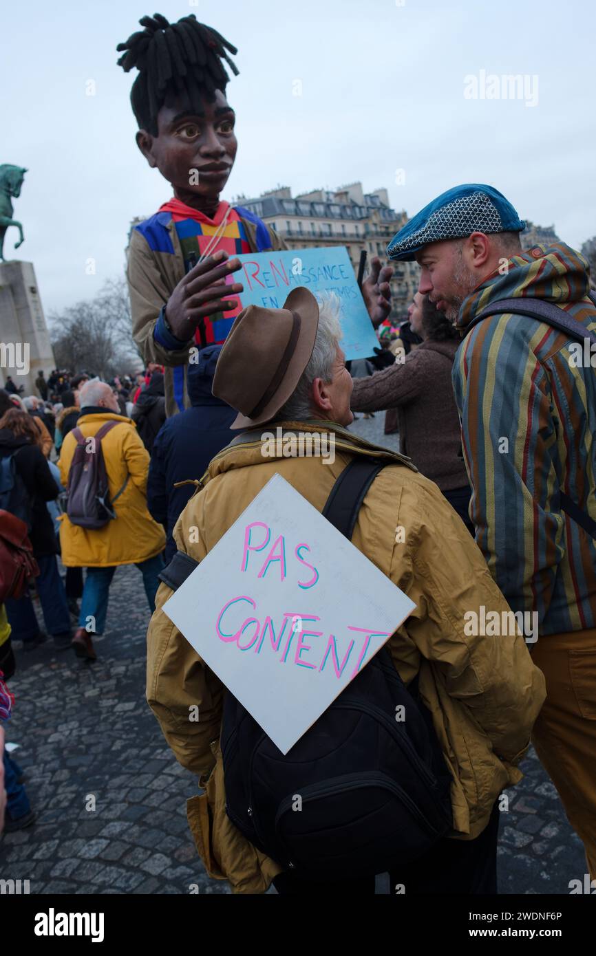 La gauche et les syndicats unis contre la loi Immigration, dite loi Darmanin ont défilé du Trocadéro à la Place de la concorde à Paris Foto Stock