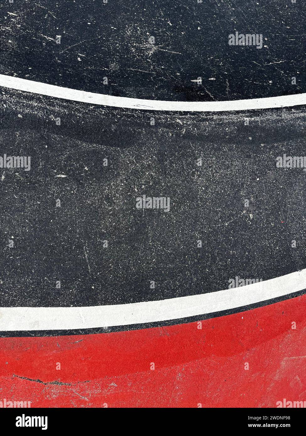 Pumptrack Elevation: Circuito dinamico in nero e rosso che mostra contorni e sfide emozionanti Foto Stock