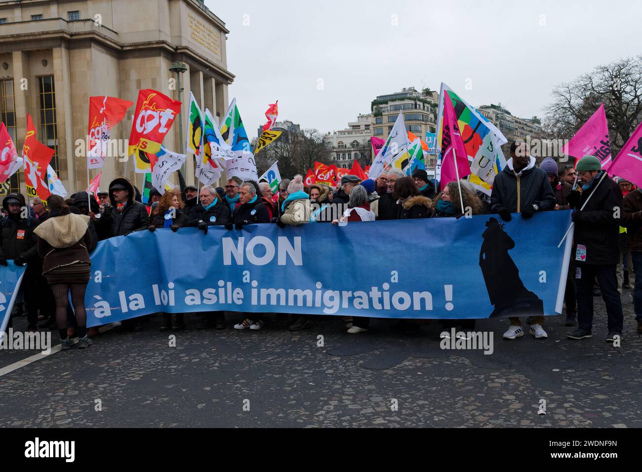 La gauche et les syndicats unis contre la loi Immigration, dite loi Darmanin ont défilé du Trocadéro à la Place de la concorde à Paris Foto Stock