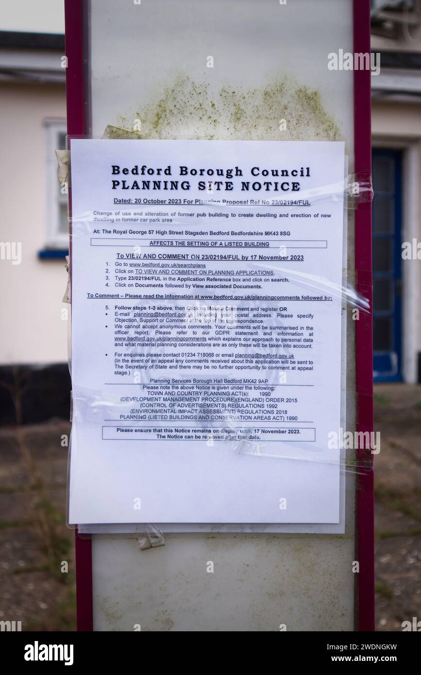 Bedford Borough Council Planning Site Notice Outside the Royal George, in disuso Pub a Stagsden, Bedfordshire Foto Stock