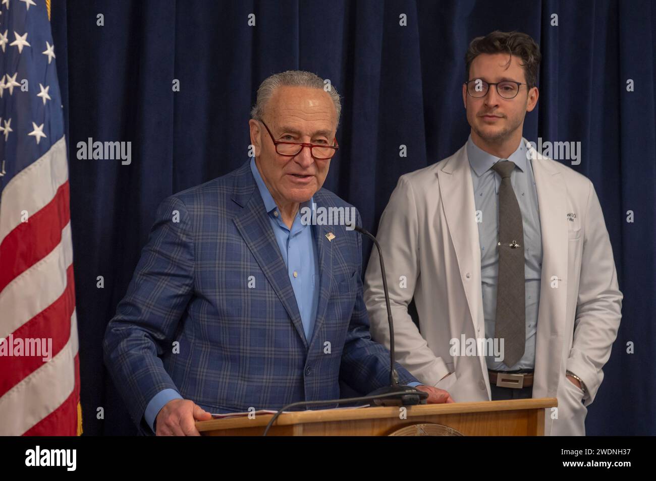 New York, Stati Uniti. 21 gennaio 2024. Leader della maggioranza del Senato, Chuck Schumer (D-NY), in piedi con il dottor Mike Varshavski, invita la Federal Trade Commission (FTC) e la Food and Drug Administration (FDA) a indagare sulle buste di nicotina "ZYN" di proprietà di Philip Morris International che utilizzano i social media per pubblicizzare bambini e adolescenti e valutare l'impatto sulla salute sui bambini di New York City. Credito: SOPA Images Limited/Alamy Live News Foto Stock