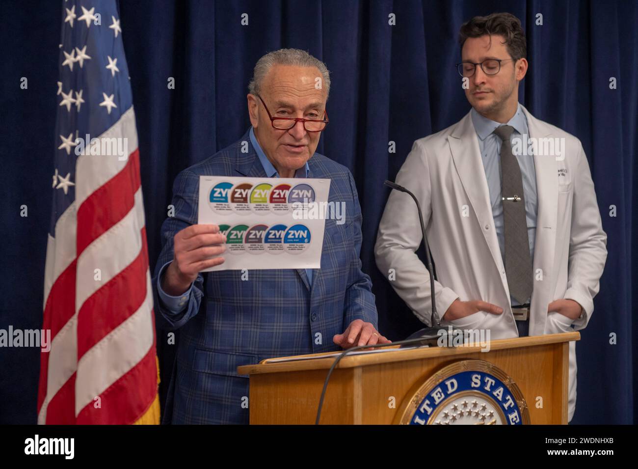 New York, Stati Uniti. 21 gennaio 2024. Leader della maggioranza del Senato, Chuck Schumer (D-NY), in piedi con il dottor Mike Varshavski, invita la Federal Trade Commission (FTC) e la Food and Drug Administration (FDA) a indagare sulle buste di nicotina "ZYN" di proprietà di Philip Morris International che utilizzano i social media per pubblicizzare bambini e adolescenti e valutare l'impatto sulla salute sui bambini di New York City. (Foto di Ron Adar/SOPA Images/Sipa USA) credito: SIPA USA/Alamy Live News Foto Stock