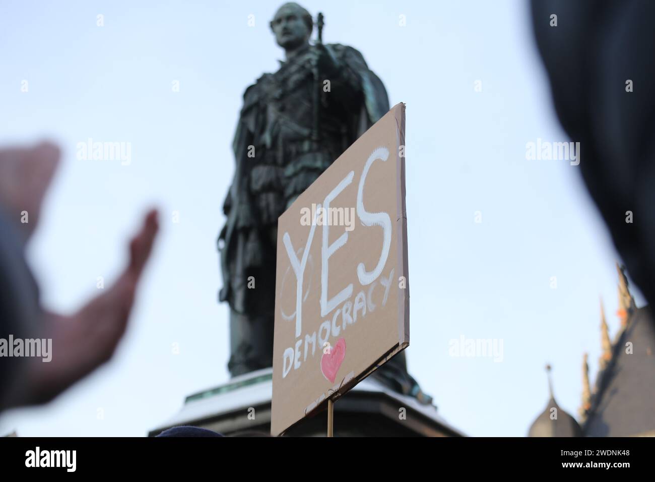 Coburg, Germania. 21 gennaio 2024. Durante una manifestazione, viene tenuto alto un cartello con la scritta "Sì democrazia". Manifestanti e organizzazioni come i Verdi e i venerdì per il futuro si riuniscono per protestare contro la riunione di destra tenutasi di recente vicino a Potsdam. L'incontro comprendeva membri dell'AFD e sono stati discussi piani per deportare i cittadini che non sono riusciti ad integrarsi nella vita in Germania. (Foto di Liam Cleary/SOPA Images/Sipa USA) credito: SIPA USA/Alamy Live News Foto Stock