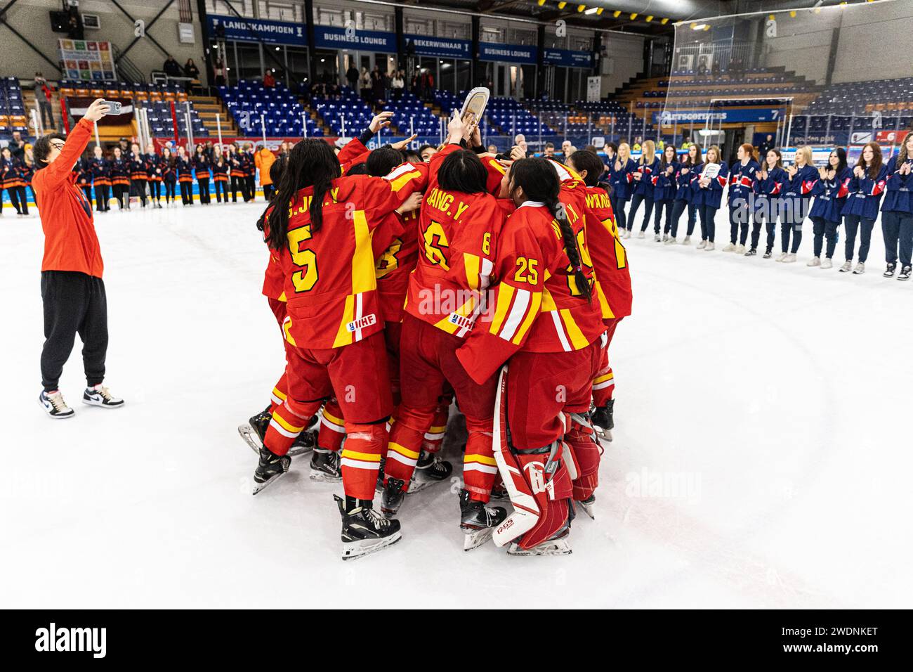 Heerenveen, Paesi Bassi. 21 gennaio 2024. HEERENVEEN, PAESI BASSI - 21 NOVEMBRE: La Cina festeggia il suo primo posto durante il Campionato del mondo femminile U18 su Thialf il 21 gennaio 2024 a Heerenveen, Paesi Bassi (foto di Ricardo Veen/Orange Pictures) credito: Orange Pics BV/Alamy Live News Foto Stock