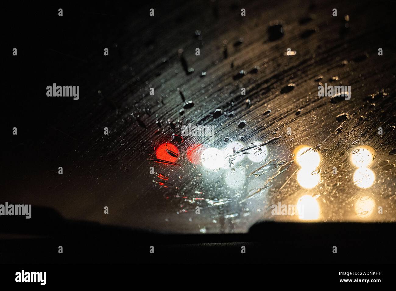 A66, Cumbria, Inghilterra, Regno Unito. 21 gennaio 2024. Meteo del Regno Unito: Vento e pioggia battente sulla strada A66 durante la tempesta Isha allarme meteorologico color ambra. Nella foto - pioggia sul parabrezza dell'auto credito: Kay Roxby/Alamy Live News Foto Stock