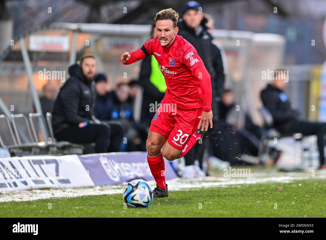 Aalen, Deutschland. 21 gennaio 2024. Simon Skarlatidis (Unterhaching, 30) AM Ball, Freisteller, Ganzkörper, Einzelbild, Aktion, Action, 21.01.2024, Aalen (Deutschland), Fussball, 3) LE NORMATIVE LIGA, SSV ULM 1846 FUSSBALL- SPVGG UNTERHACHING, DFB/DFL VIETANO L'USO DI FOTOGRAFIE COME SEQUENZE DI IMMAGINI E/O QUASI-VIDEO. Credito: dpa/Alamy Live News Foto Stock