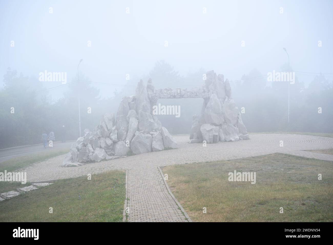 Arco di pietra al Monte Mashuk in nebbia, Pyatigorsk, Stavropol Krai, Russia. Scenario nebbioso di attrazione turistica nella foresta delle montagne del Caucaso. Tema di Foto Stock