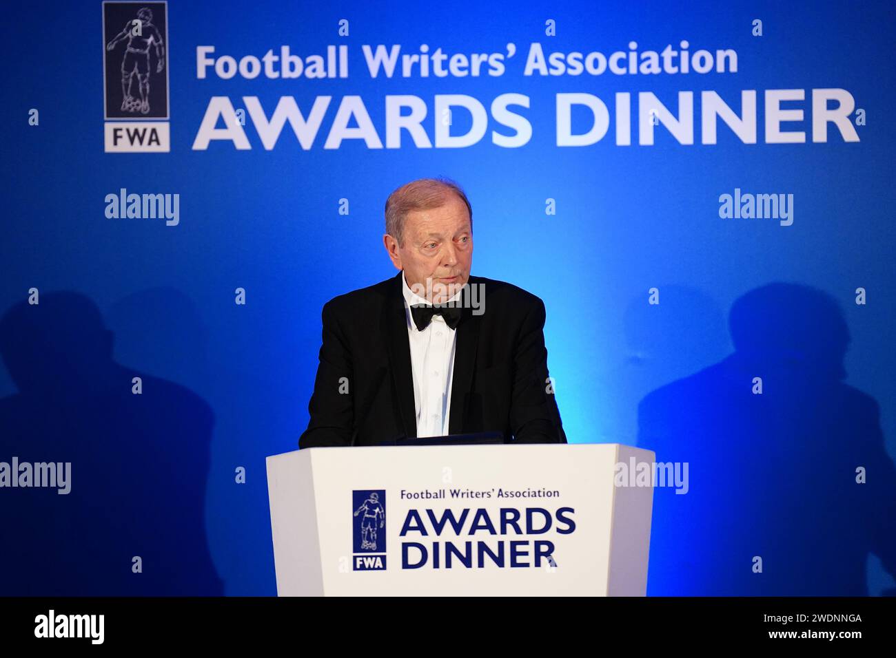 VIC Akers parla durante una cena della Football Writers' Association presso il Landmark Hotel di Londra. Data foto: Domenica 21 gennaio 2024. Foto Stock