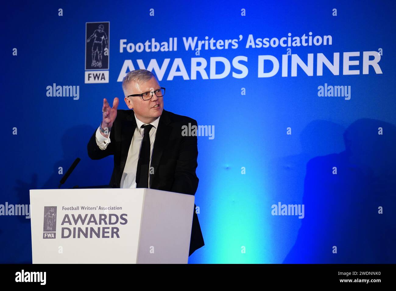 Il presidente della Football Writers' Association John Cross parla durante una cena della Football Writers' Association presso il Landmark Hotel di Londra. Data foto: Domenica 21 gennaio 2024. Foto Stock