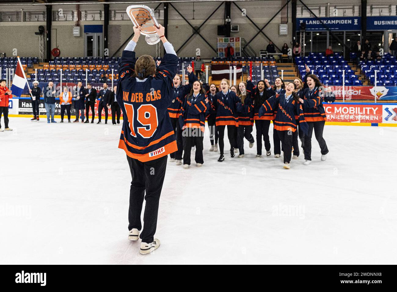 Heerenveen, Niederlande. 21 gennaio 2024. HEERENVEEN, PAESI BASSI - 21 NOVEMBRE: I Paesi Bassi festeggiano il loro terzo posto durante il Campionato del mondo femminile U18 su Thialf il 21 gennaio 2024 a Heerenveen, Paesi Bassi (foto di Ricardo Veen/Orange Pictures) credito: dpa/Alamy Live News Foto Stock