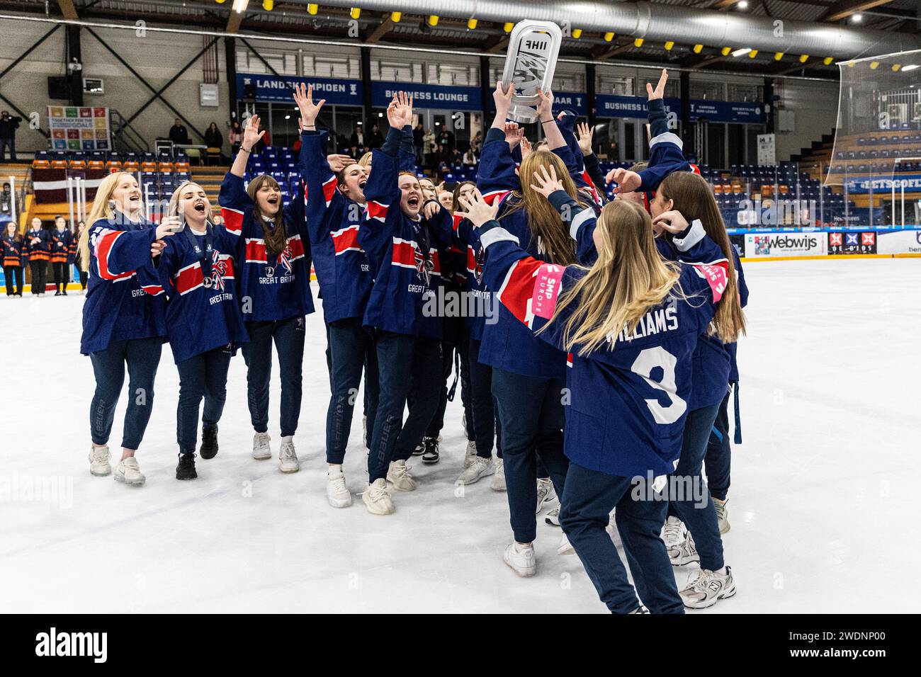 Heerenveen, Niederlande. 21 gennaio 2024. HEERENVEEN, PAESI BASSI - 21 NOVEMBRE: La Gran Bretagna festeggia il suo secondo posto durante il Campionato del mondo femminile U18 a Thialf il 21 gennaio 2024 a Heerenveen, Paesi Bassi (foto di Ricardo Veen/Orange Pictures) credito: dpa/Alamy Live News Foto Stock