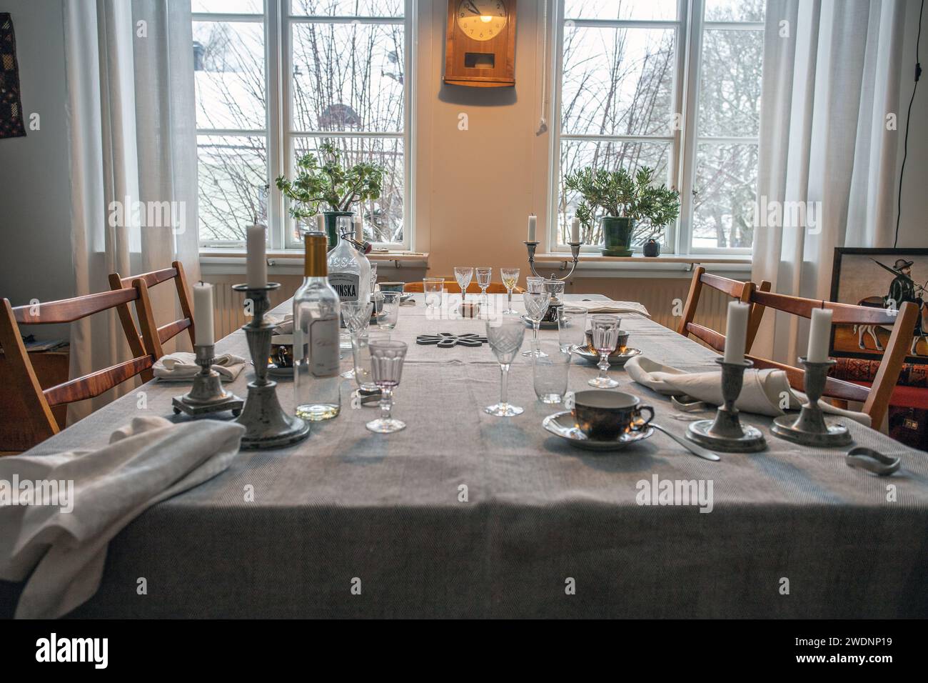 La festa è finita. Tavolo per cena dopo la festa. Piatto vuoto dopo cena. Cena a menu fisso per eventi casalinghi. Tavolo sporco dopo il banchetto. Festeggiamenti a casa. Foto Stock