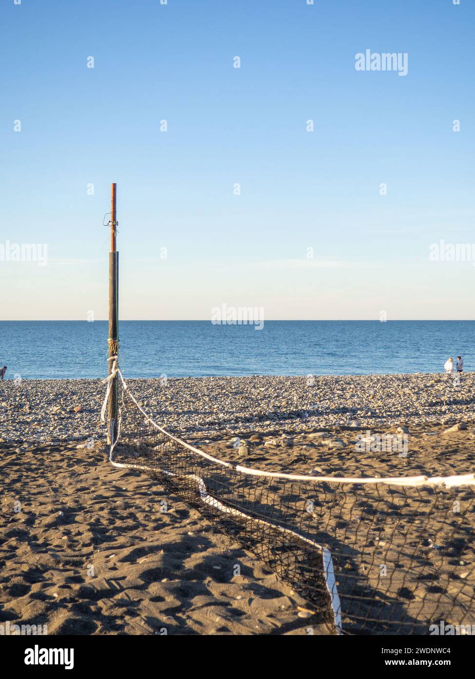 Rete da pallavolo caduta sulla spiaggia. Il concetto di inverno al resort del Mar Nero. Non c'è gioco. Il resort è fuori stagione. Pallavolo abbandonato Foto Stock