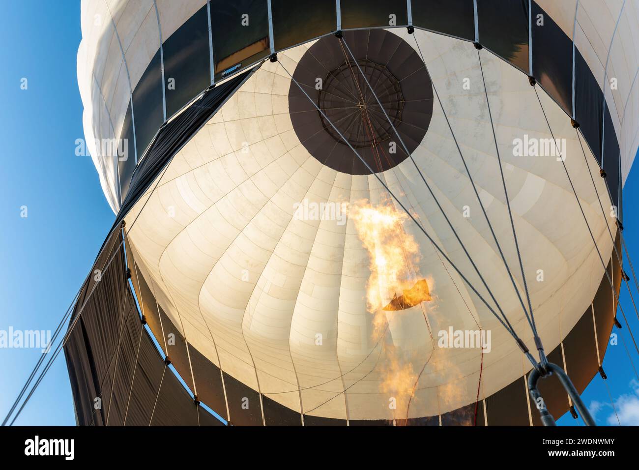 Una vista dal basso verso l'interno della cupola bianca della mongolfiera. Foto orizzontale. Foto Stock