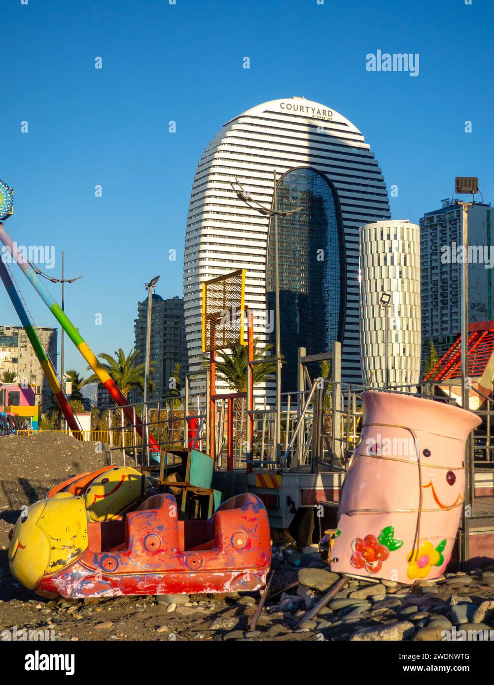 Batumi, Georgia. 01.16.2024 parco divertimenti chiuso per l'inverno. Parco divertimenti in una città moderna. Caroselli abbandonati. Intrattenimento per bambini. IO Foto Stock