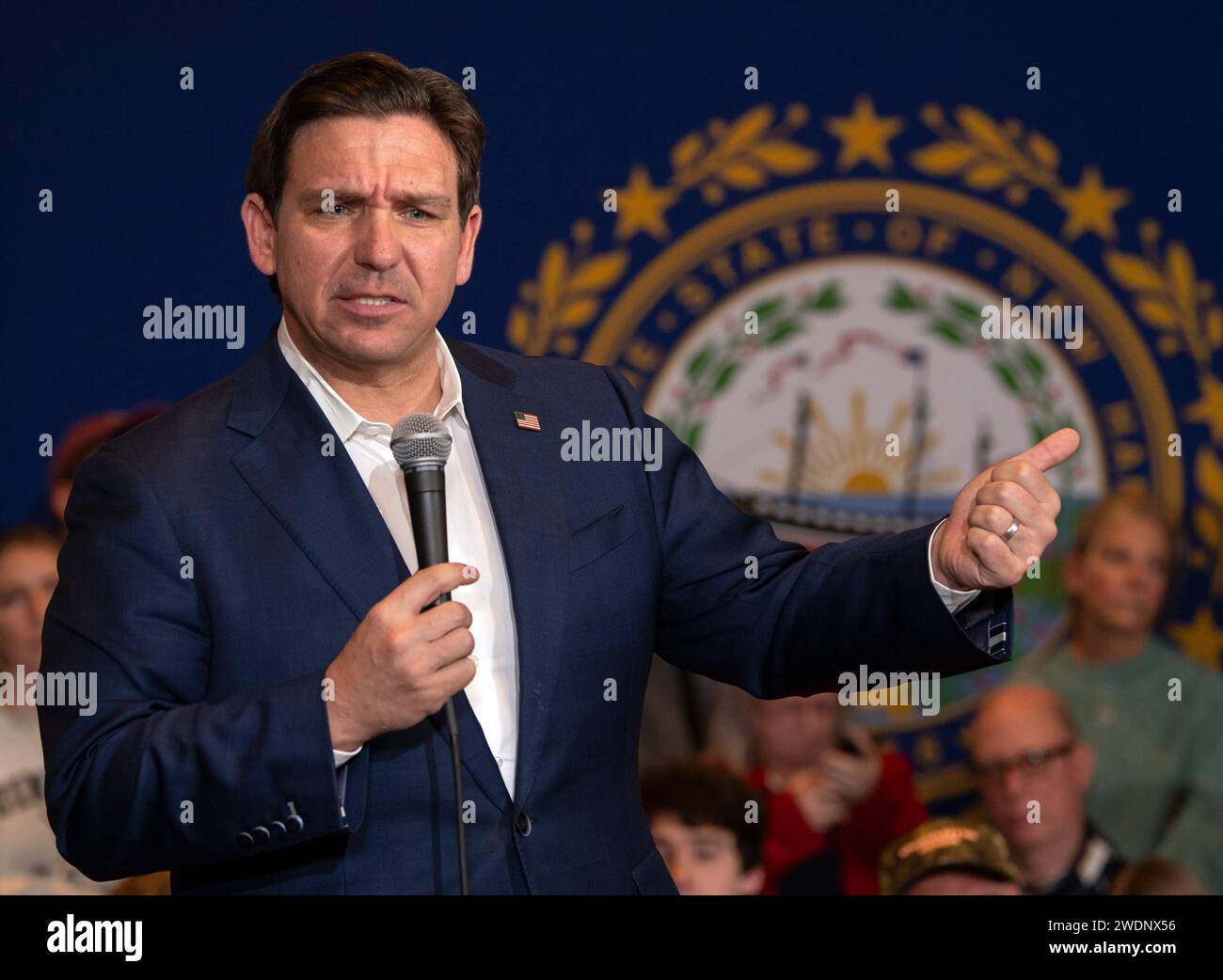 Nashua, New Hampshire, Stati Uniti. 21 gennaio 2024. RON DESANTIS sospese la sua campagna presidenziale repubblicana domenica, ponendo fine alla sua candidatura alla Casa Bianca del 2024 poco prima delle primarie del New Hampshire. FOTO DEL FILE SCATTATA IL: 19 gennaio 2024, Nashua, New Hampshire, USA: Il governatore della Florida e la fiduciosa presidenza repubblicana RON DESANTIS fa una sosta per la campagna al Courtyard by Marriott Events Center. (Immagine di credito: © Brian Cahn/ZUMA Press Wire) SOLO USO EDITORIALE! Non per USO commerciale! Foto Stock