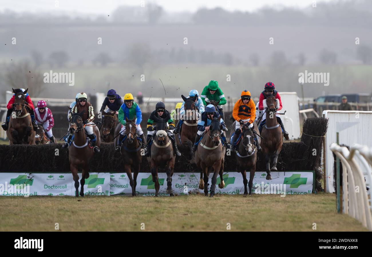 Caballo Diablo e il fantino Paddy Barlow (sete arancioni) vincono il Restricted all'Heythrop Hunt P2P a Cocklebarrow. Credito immagini equine JTW / Alamy. Foto Stock