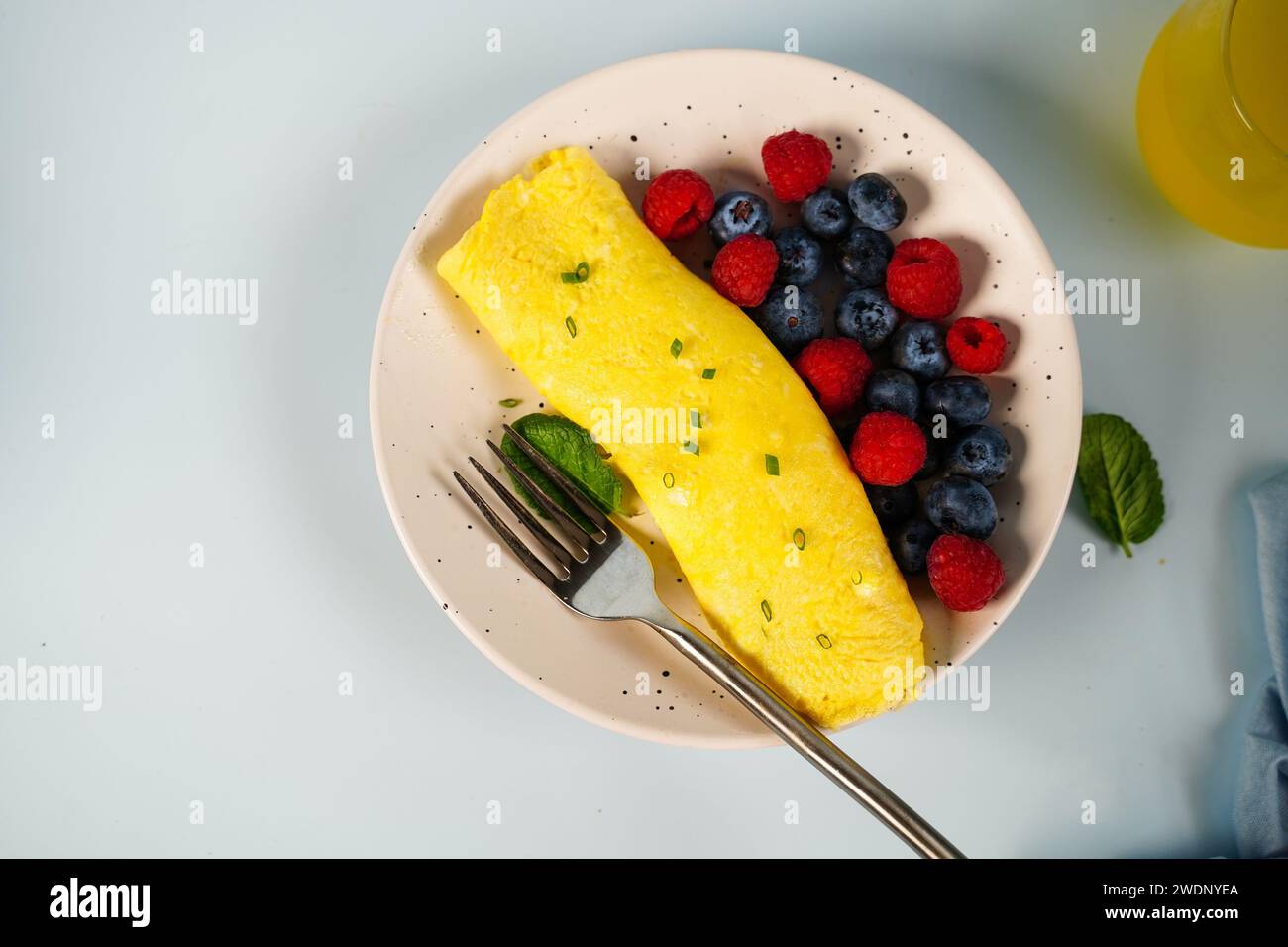 Omelette francese classica fatta in casa servita con frutta fresca Foto Stock