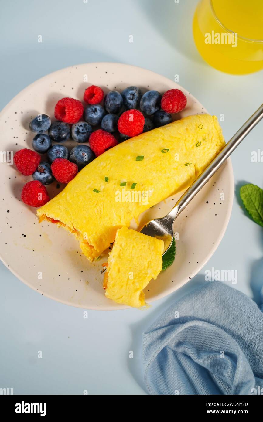 Omelette francese classica fatta in casa servita con frutta fresca Foto Stock